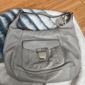 Michael Kors gray shoulder bag 🤍